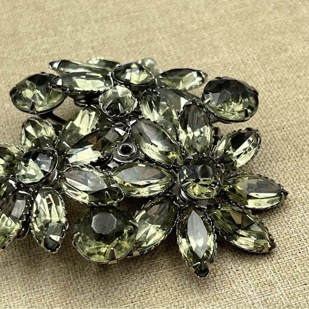 Large unisex glass silver tone prong set 3D grey floral 3 set Brooch - Picture 7 of 8